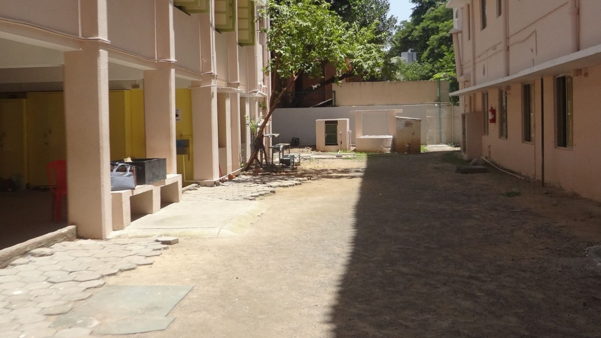 Urban courtyard before MADFLUX transformation - barren and heat-absorbing